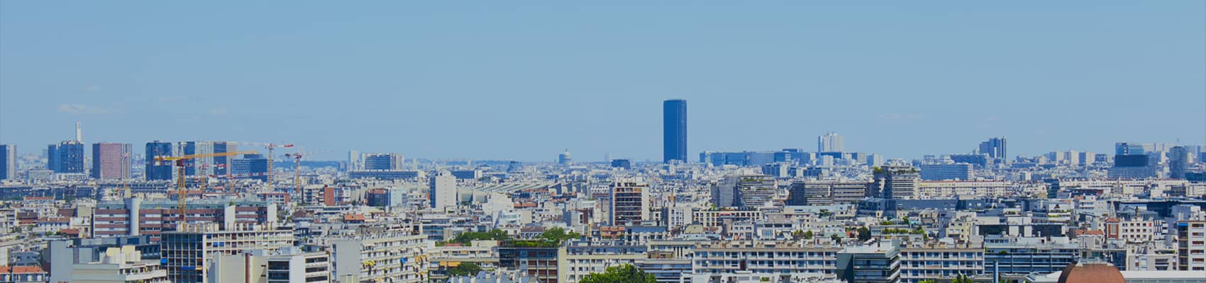 Vue de la ville de Paris avec des chantiers de construction